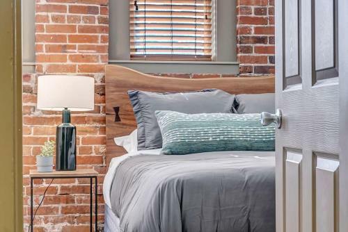 Modern, Insta-worthy 2b Townhome In Walkable Springfield!