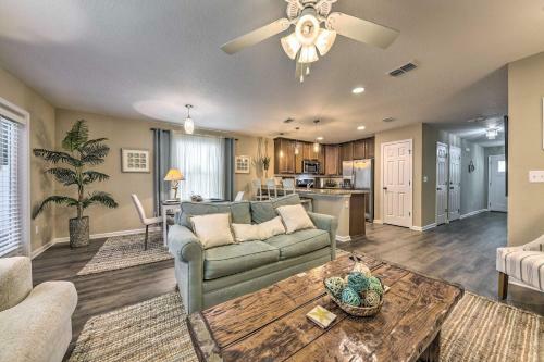 Bright Jacksonville Townhome 3 Mi To Beach!
