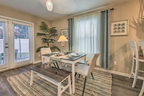 Bright Jacksonville Townhome 3 Mi To Beach!