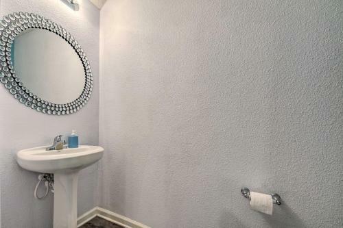 Bright Jacksonville Townhome 3 Mi To Beach!
