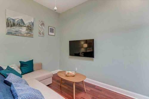 Stylish 2 Br Apartment - Perfect For Relaxing!