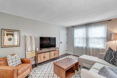 Modern 2 Br Condo - 2 Block From San Marco