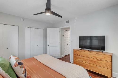 Modern 2 Br Condo - 2 Block From San Marco