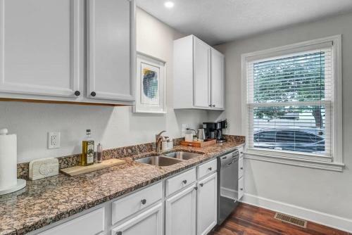 Modern 2 Br Condo - 2 Block From San Marco