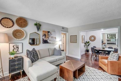 Modern 2 Br Condo - 2 Block From San Marco