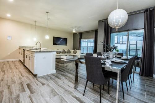 Pristine 4 Bedroom Town Home With Pool Spa Townhouse