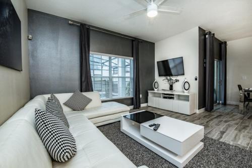 Pristine 4 Bedroom Town Home With Pool Spa Townhouse
