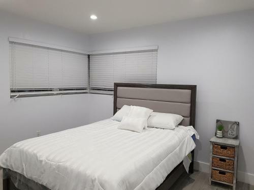 Downtown Hollywood - 3 Miles To Beach - Sleeps 8