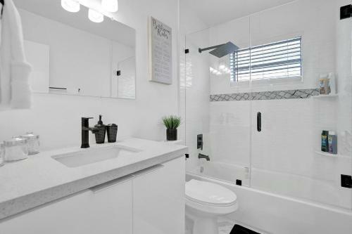 7 Min From Beach Cozy Hollywood Getaway