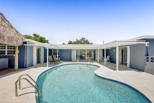 Garden Home In Heaven Sunny Pool Tiki Hut