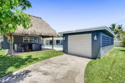 Garden Home In Heaven Sunny Pool Tiki Hut