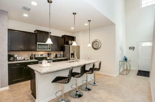 Exquisitely Prestige Large Home With Private Pool