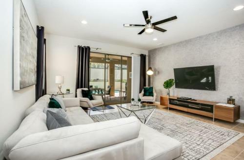 Exquisitely Prestige Large Home With Private Pool