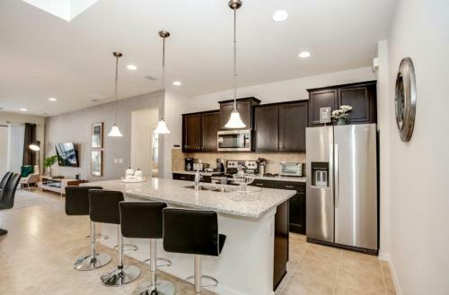 Exquisitely Prestige Large Home With Private Pool
