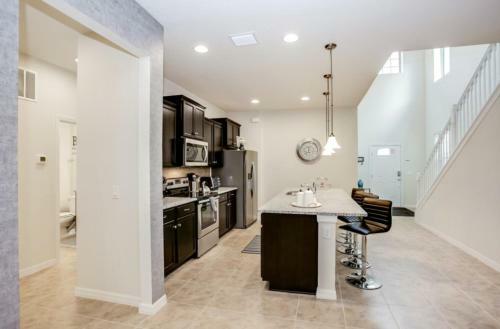 Exquisitely Prestige Large Home With Private Pool