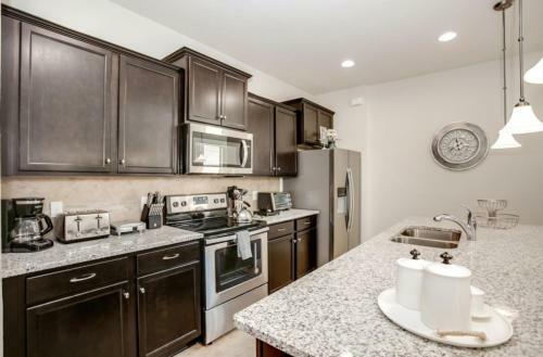 Exquisitely Prestige Large Home With Private Pool