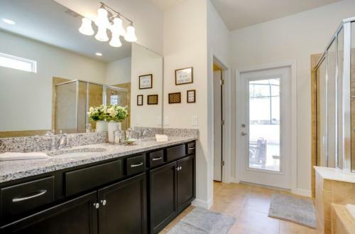 Exquisitely Prestige Large Home With Private Pool