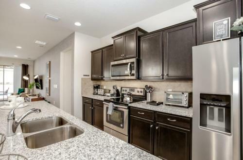 Exquisitely Prestige Large Home With Private Pool