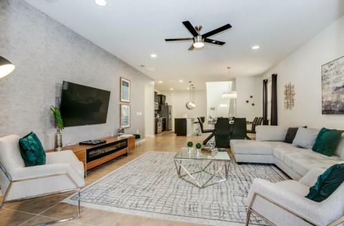 Exquisitely Prestige Large Home With Private Pool