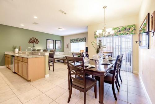 Sun Kissed 4 Bdm Townhome With Pool Townhouse