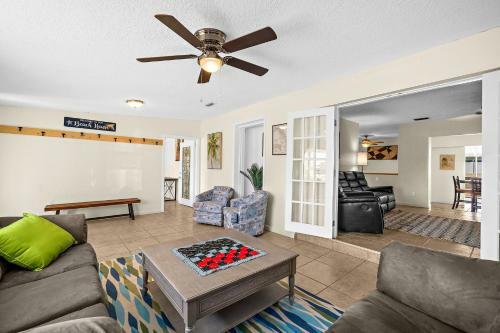 Family Getaway Pool Patio Fire Pit Walk To The Beach
