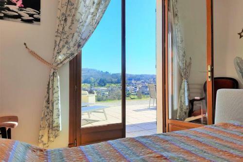 G�te Chaleureux Avec Vue Exceptionnelle Et Piscine