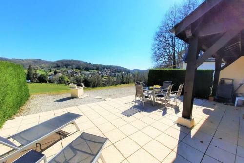 G�te Chaleureux Avec Vue Exceptionnelle Et Piscine