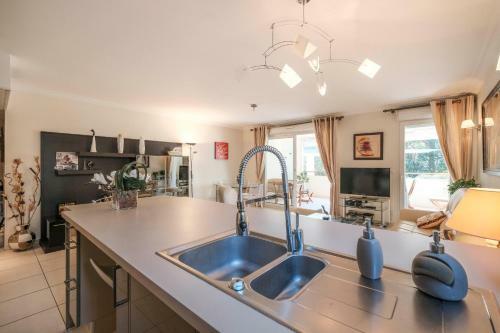 Pleasant 2 Bedroom Apartment With Pool