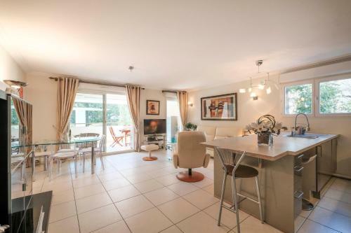 Pleasant 2 Bedroom Apartment With Pool