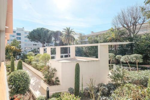 Pleasant 2 Bedroom Apartment With Pool