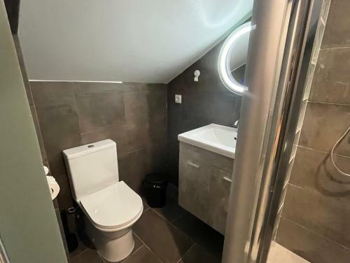 Sun House - Near Sintra - Triple Rooms - Kitchen - Pool