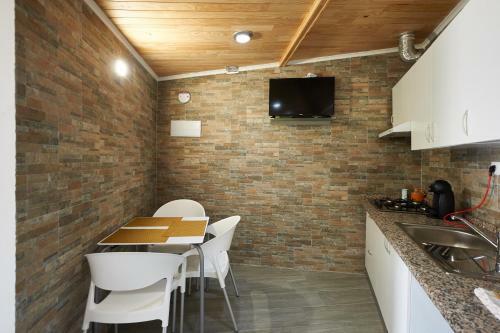 Sun House - Near Sintra - Triple Rooms - Kitchen - Pool