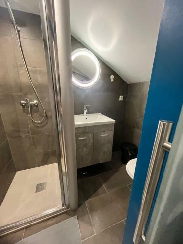 Sun House - Near Sintra - Triple Rooms - Kitchen - Pool
