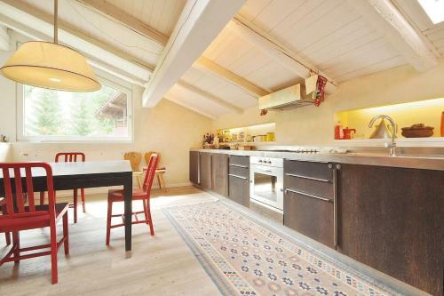 Design Loft Close To Ski Slopes With Car Box
