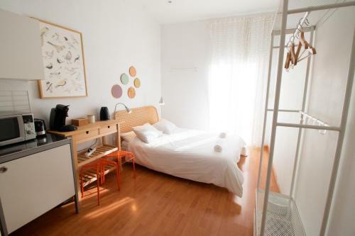 Hostal Bed And Beach Barcelona Guesthouse