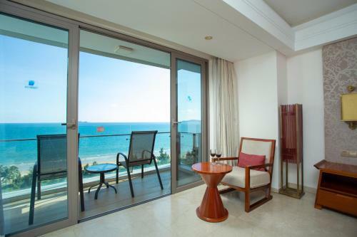 Sanya Seacube Holiday Hotel