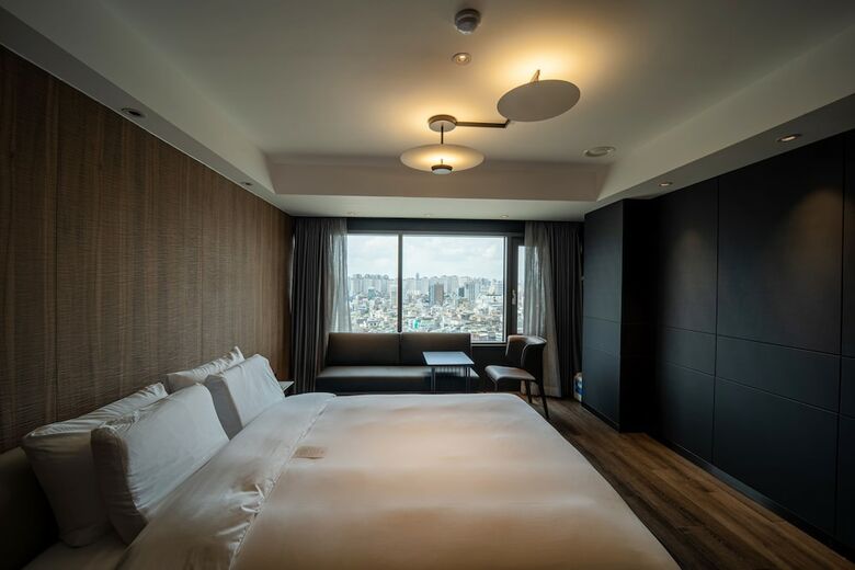 New Hilltop Hotel