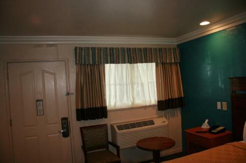 Hotel Civic Center Lodge / Lake Merritt Bart