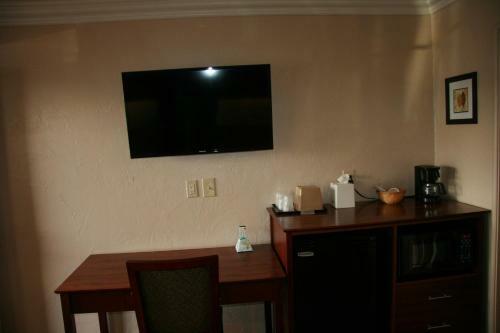 Hotel Civic Center Lodge / Lake Merritt Bart