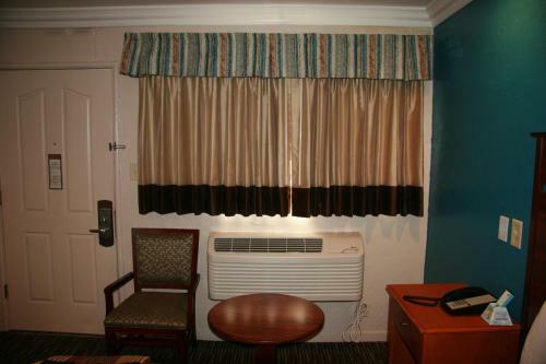 Hotel Civic Center Lodge / Lake Merritt Bart