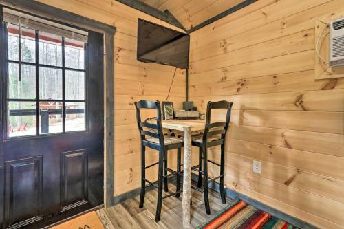 Charming Tiny Cabin With Fire Pit And Mtn Views!