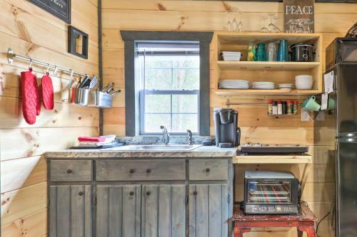 Charming Tiny Cabin With Fire Pit And Mtn Views!