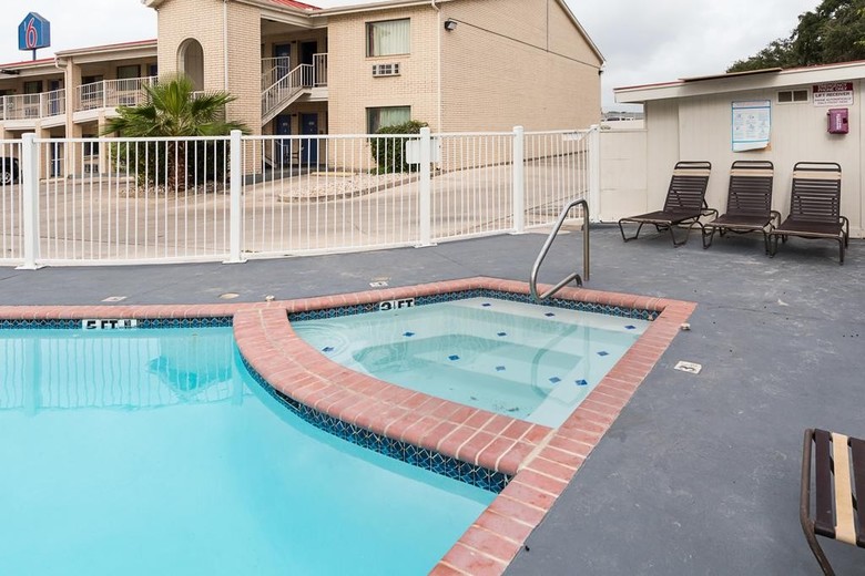 Motel 6 San Antonio - Fiesta Trails