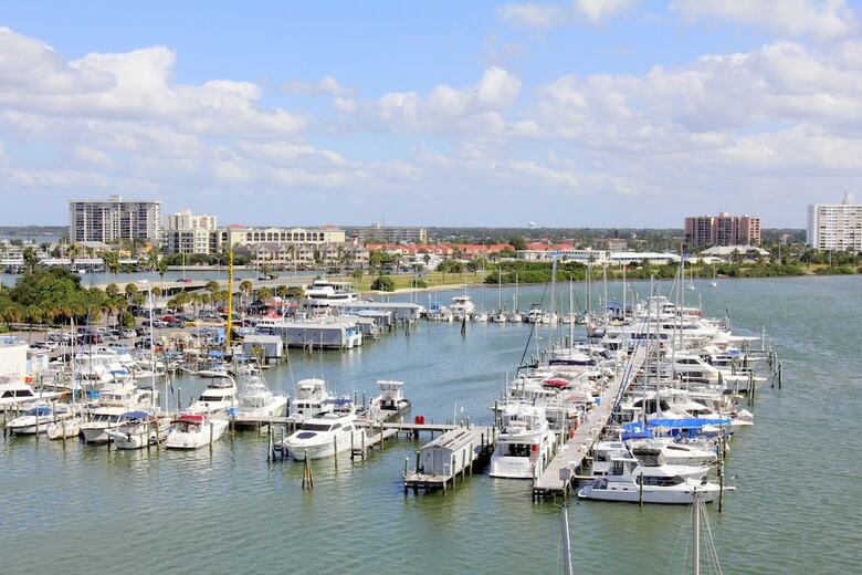 Pier House 60 Marina Hotel