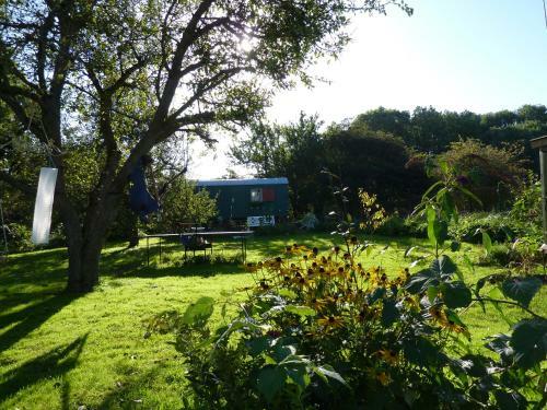 Alte Kate Mit Bau-& Zirkuswagen Im Gartenidyll