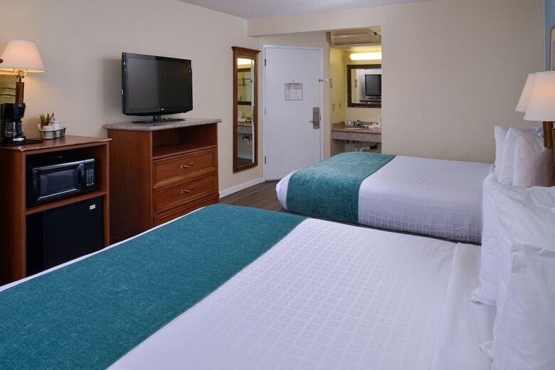 Hotel Edgewater Inn And Suites