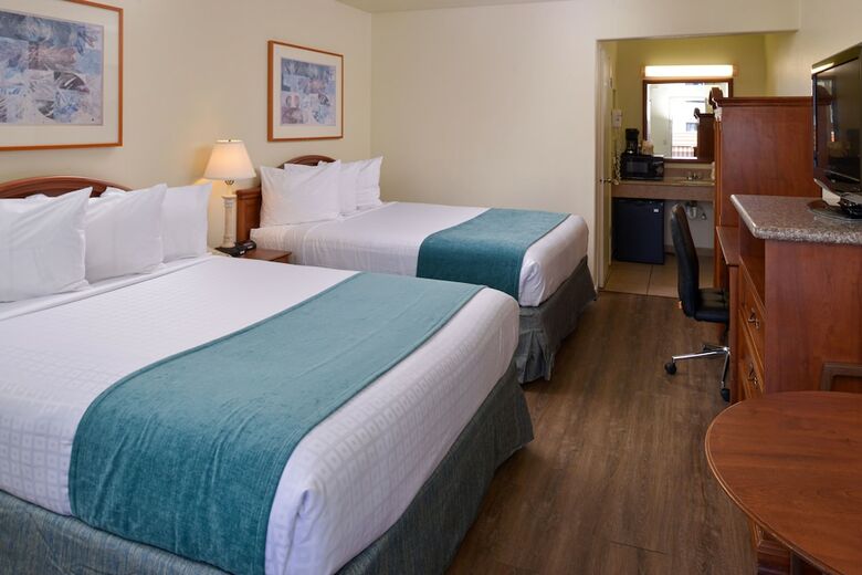 Hotel Edgewater Inn And Suites