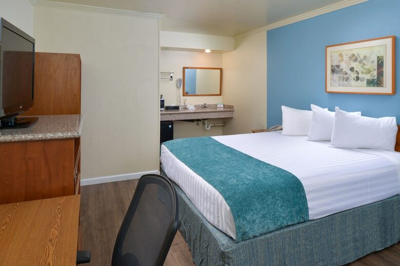 Hotel Edgewater Inn And Suites