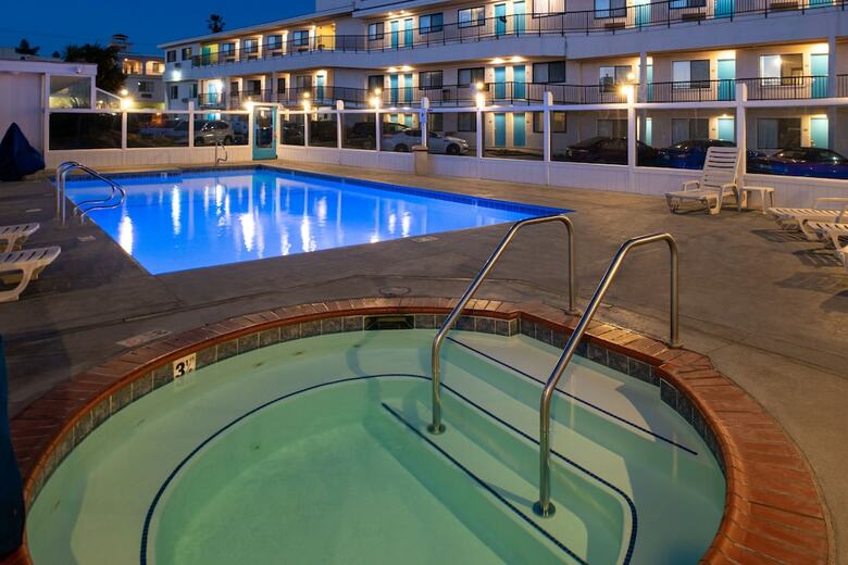 Hotel Edgewater Inn And Suites