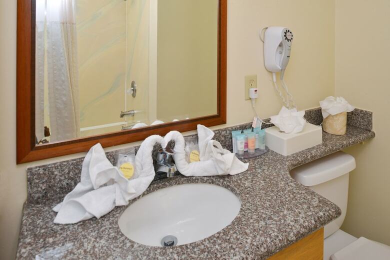 Hotel Edgewater Inn And Suites
